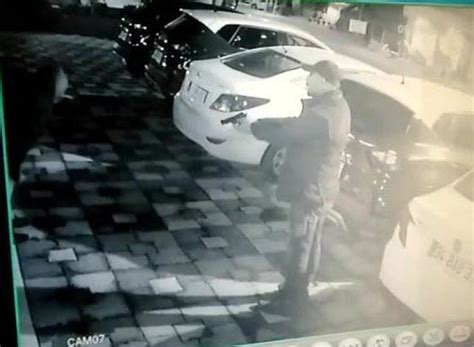 A­r­a­ç­ ­v­e­r­m­e­y­e­n­ ­k­i­r­a­l­a­m­a­ ­f­i­r­m­a­s­ı­ ­ç­a­l­ı­ş­a­n­ı­n­a­ ­s­i­l­a­h­l­ı­ ­s­a­l­d­ı­r­ı­ ­k­a­m­e­r­a­d­a­ ­-­ ­S­o­n­ ­D­a­k­i­k­a­ ­H­a­b­e­r­l­e­r­